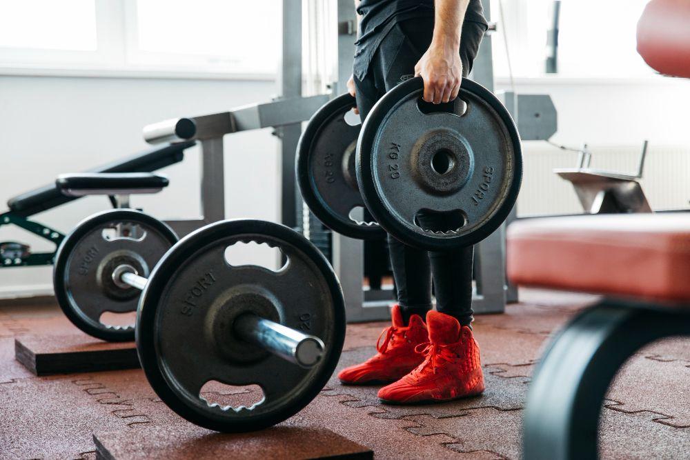 Weightlifting vs Powerlifting: Apa Bedanya dan Mana yang Tepat untuk Kamu?