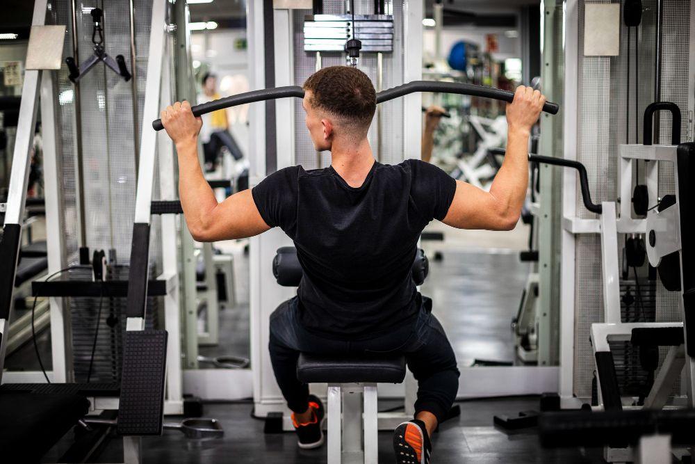 Cara dan Tips Latihan Otot Menggunakan Smith Machine untuk Pemula