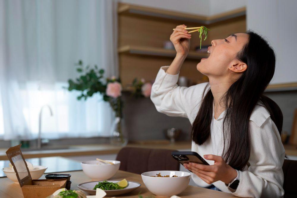 Mindful Eating dan Manfaatnya untuk Turunkan Berat Badan