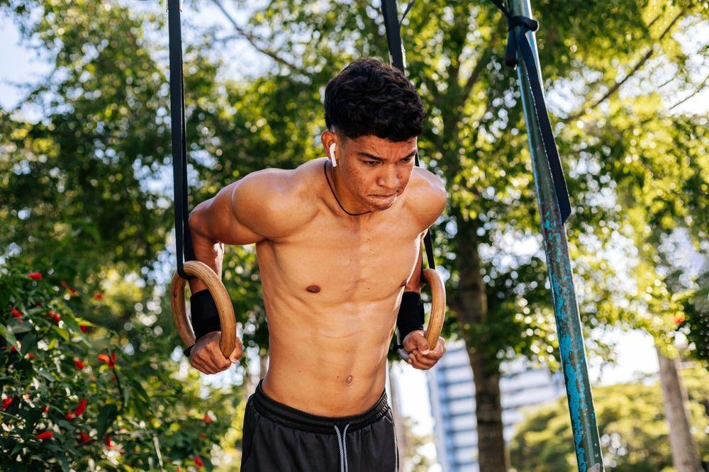 Kalistenik vs Gym: Mana Lebih Efektif untuk Latihan & Tujuan Fitnessmu?