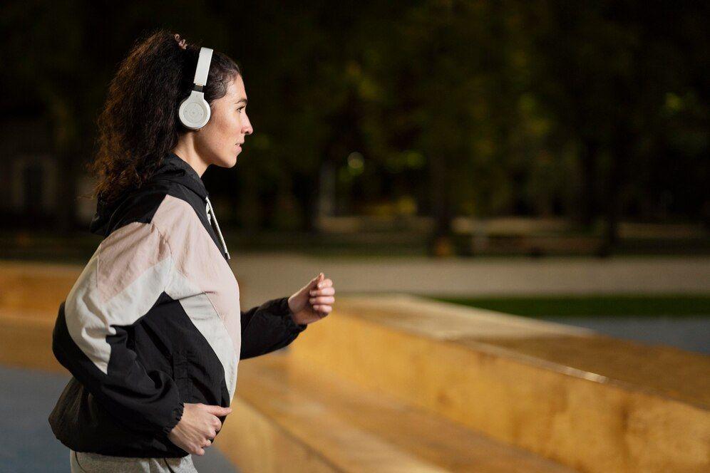 10 Manfaat Lari di Malam Hari dan Tips Aman Melakukannya