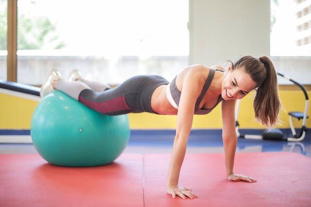 5 Contoh Gym Ball Workout Sederhana untuk Pemula
