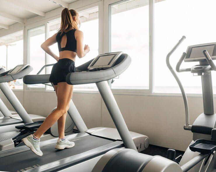 4 Latihan Lari di Treadmill yang Bisa Kamu Coba
