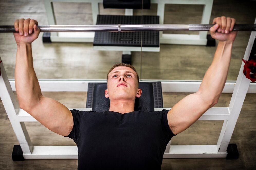 Jangan Sembarang, Ini Cara Melakukan Overhead Press dan Kesalahan yang Harus Dihindari