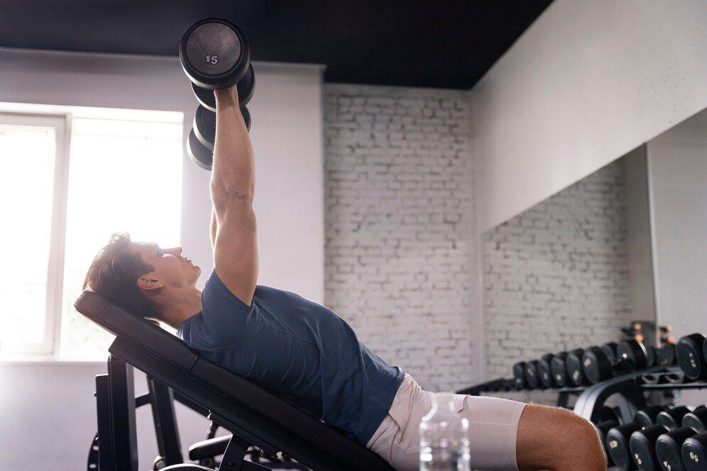 Teknik Incline Dumbbell Press, Variasi, dan Manfaatnya